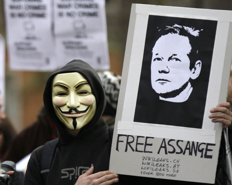 Os hacktivistas Anonymous, en apoio a Julian Assange e WikiLeaks.