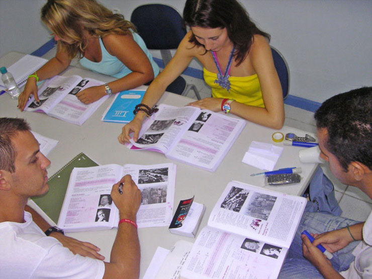 Estudantes universitarios nunha clase de galego
