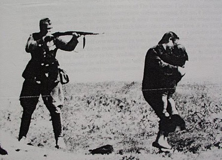 Unha execución dun nai e dunha filla xudeas nun campo de concentración/EP