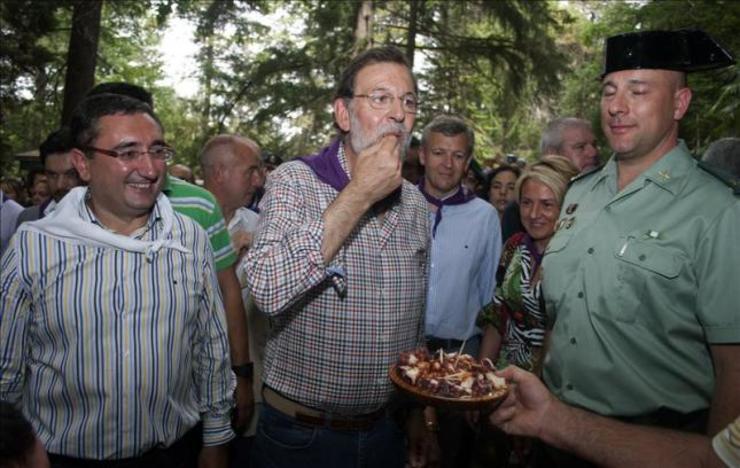 O ex alcalde do Carballiño, o popular Argimiro Marnotes, canda Mariano Rajoy na Feira do Polbo