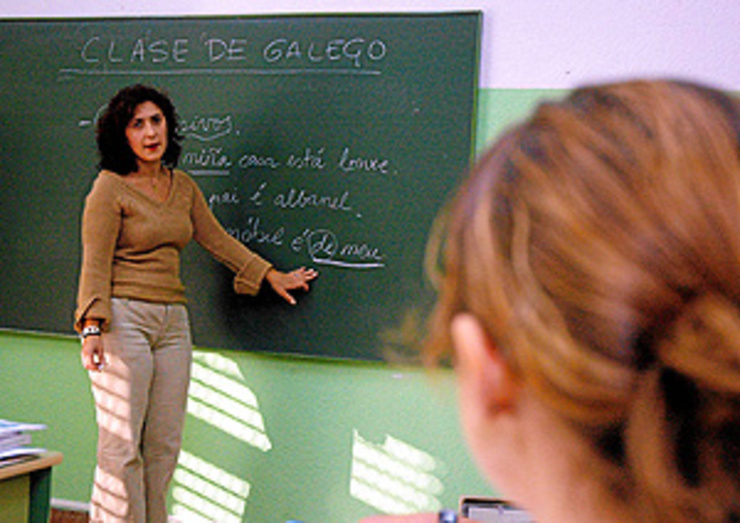 Unha profesora durante unha clase de galego