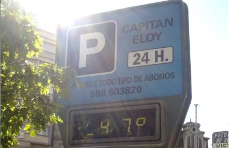 Termómetro que marca a calor na rúa Capitán Eloy de Ourense durante un verán 