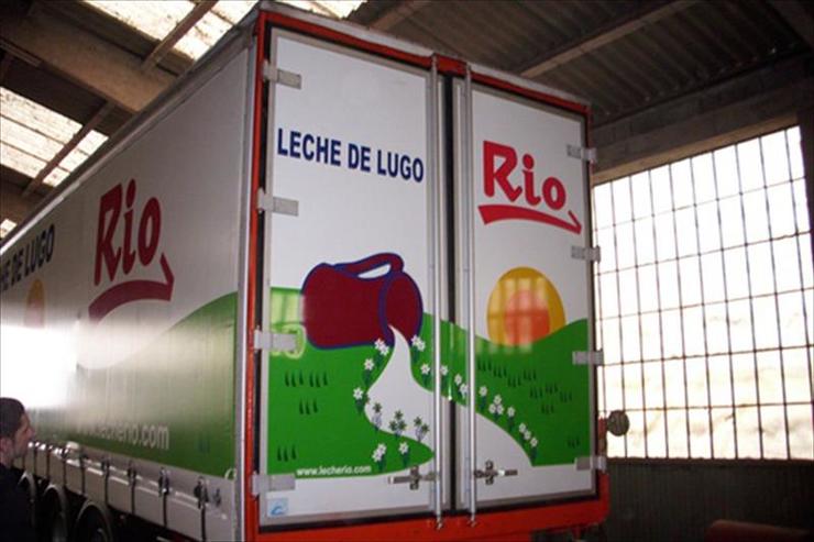 Un camión da empresa Leite Río 