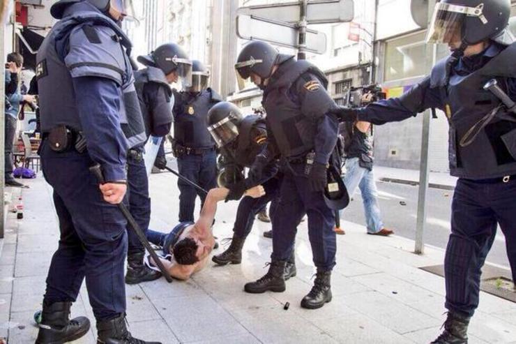 A Policía carga contra os mariñeiros do cerco concentrados ante o Parlamento galego 