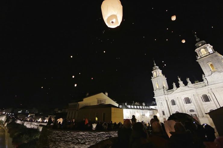 O ceo de Lugo énchese de faroliños luminosos para conmemorar o 15º aniversario da declaración da muralla romana como Patrimonio universal 