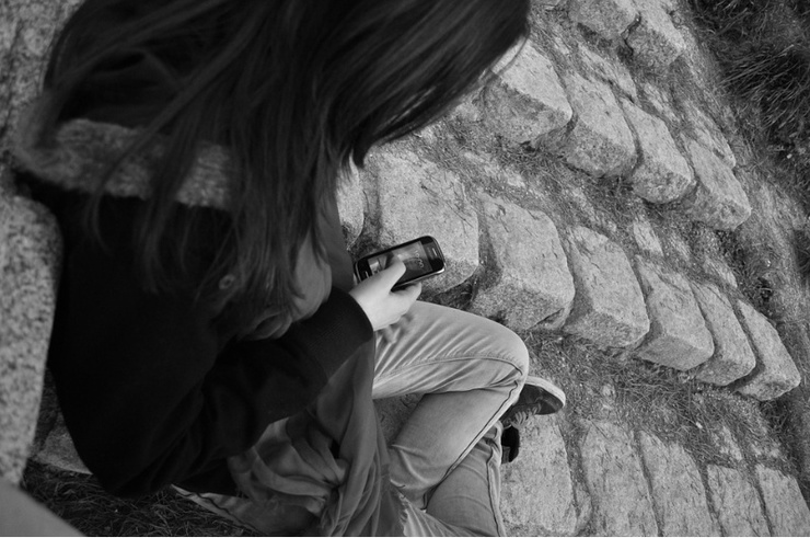 Unha adolescente cun teléfono móbil 