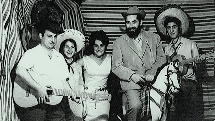 Desde a esquerda: Alfonso Rodríguez, Lutgarda González, Saleta Goy, Manuel María e Darío Xohan Cabana en 1969, nas festas de San Pedro de Monforte / portaldaspalabras.gal