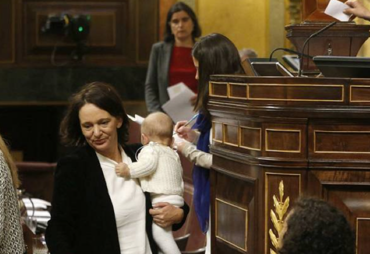 Bescansa co seu bebé no Congreso 