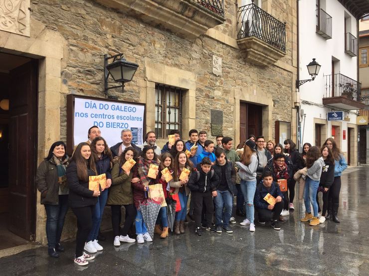 Valentín García con alumnos de galego do Bierzo e Seabra durante a celebración do Día do Galego 