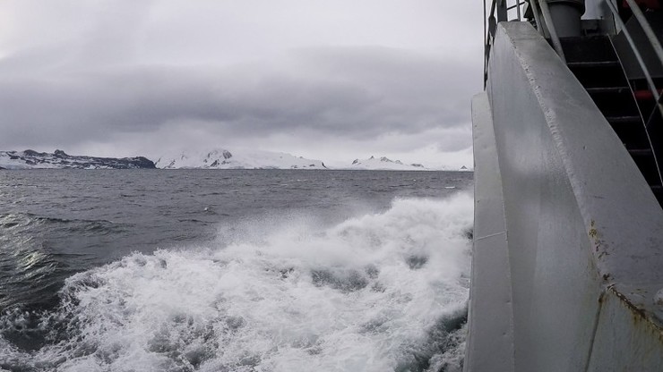 Buque Lautaro da Armada Chilena entrando na baía Almirante na Illa do Rey Jorge 