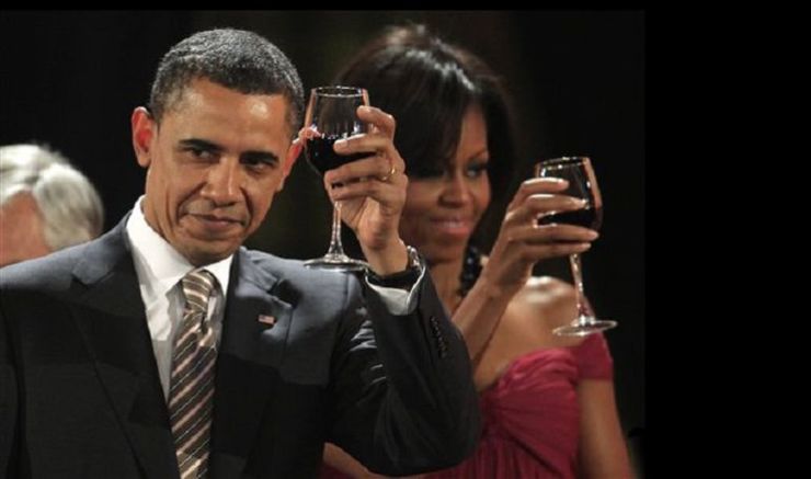 Brindis de Obama e a súa dona Michelle.