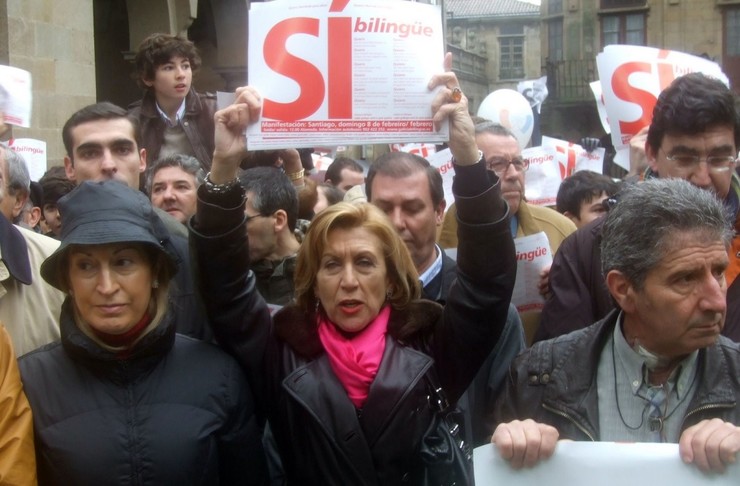 Rosa Díez, ex lider de UPyD, xunto coa actual presidente do Congreso, Ana Pastor, nunha manifestación de Galicia Bilingüe 