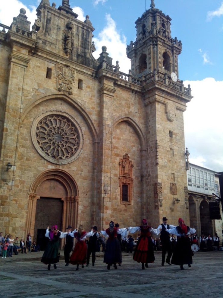 Encontro de música e baile tradicionais galegos na praza da Catedral durante as San Lucas de Mondoñedo
