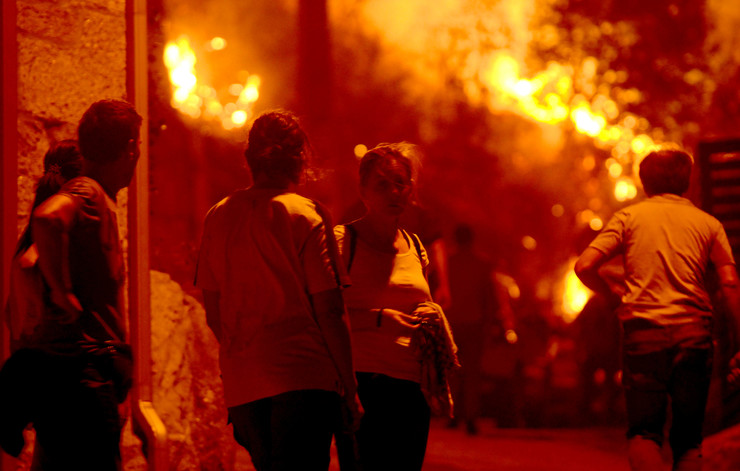 Veciños de Gondomar contemplan como o lume se achega ás súas casas, en plena onda de incendios en Galicia a mediados de outubro de 2017 