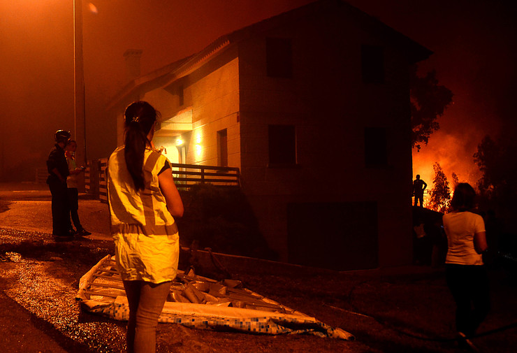 Veciños de Gondomar contemplan como o lume se achega ás súas casas, en plena onda de incendios en Galicia a mediados de outubro de 2017 