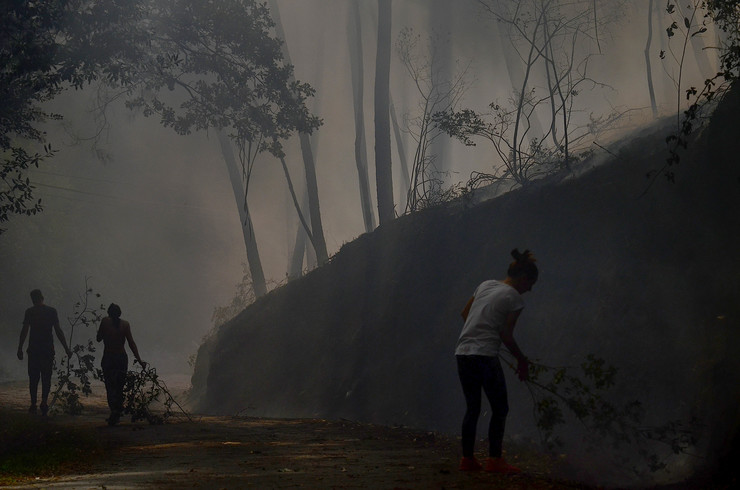 Veciños loitan contra o lume en plena onda de incendios en Galicia a mediados de outubro de 2017 