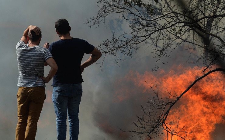 Lume en Pazos de Borbén, en plena onda de incendios en Galicia a mediados de outubro de 2017 