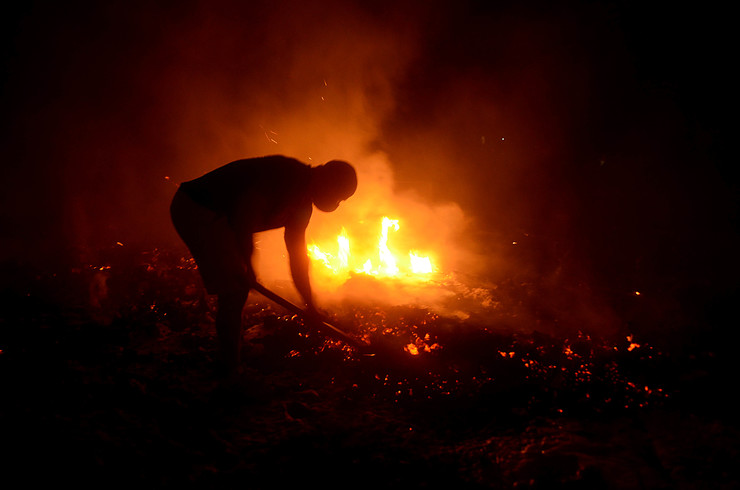 Voluntarios en Vigo colaboran na extinción dos lumes na cidade, en plena onda de incendios en Galicia a mediados de outubro de 2017 
