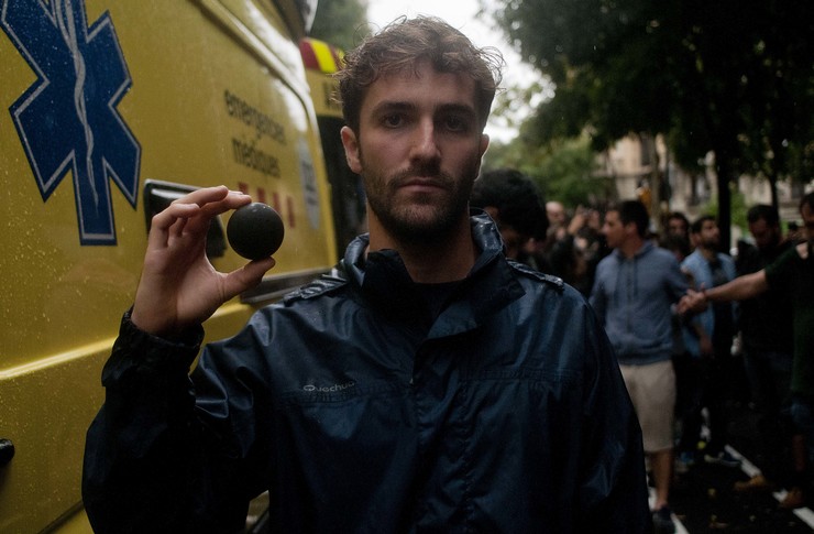 Incidentes entre antidisturbios e manifestantes durante o referendo de independencia de Cataluña/ Miguel Núñez Un mozo amosa as pelotas de goma utilizadas pola Policía / Miguel Núñez