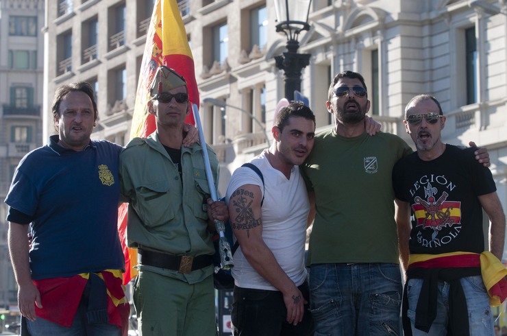 Persoas con camisiteas do Exército español, da Lexión ou da Policía na manifestación a prol da unidade de España en Barcelona 