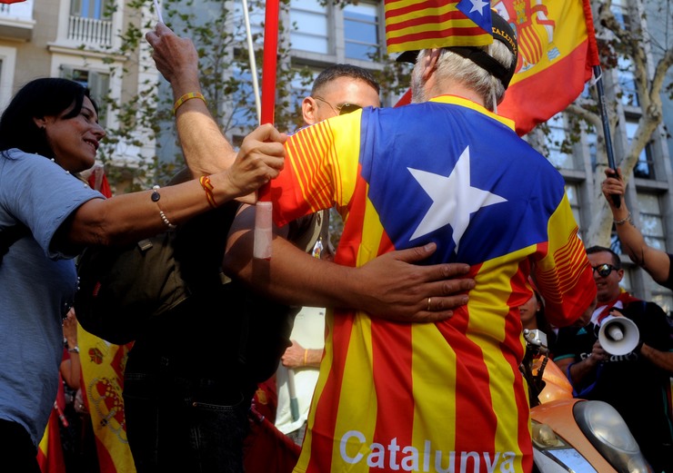 Un independentista na manifestación unionista en Barcelona trala declaración de independencia de Cataluña proclamada no Parlament o 27 de outubro de 2017 