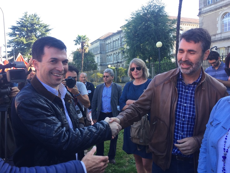Gonzalo Caballero e Juan Díaz Villoslada (PSdeG) saúdanse nunha manifestación / Europa Press