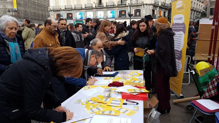 Campaña de recollida de firmas de Gloria Lago na Puerta del Sol. 