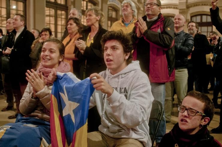 A sede de Esquerra Republicana de Catalunya en Barcelona, durante o reconto de votos na decisiva xornada de eleccións autonómicas en Cataluña, o 21 de decembro de 2017, trala declaración de independencia e a aplicación do artigo 155 da Constitución 
