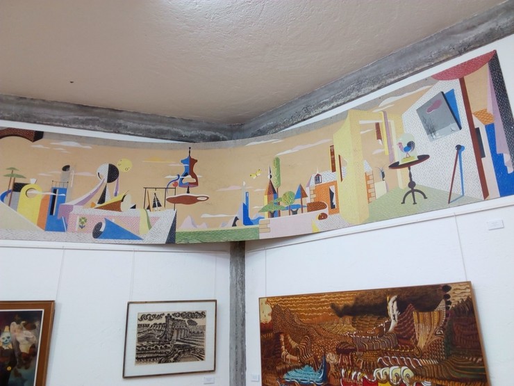 Imagen de un mural de Lugrís con humedades en su parte inferior 