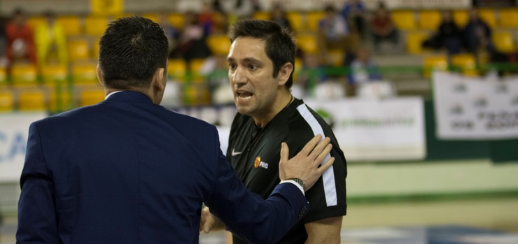 Un adestrador fala cun árbitro 