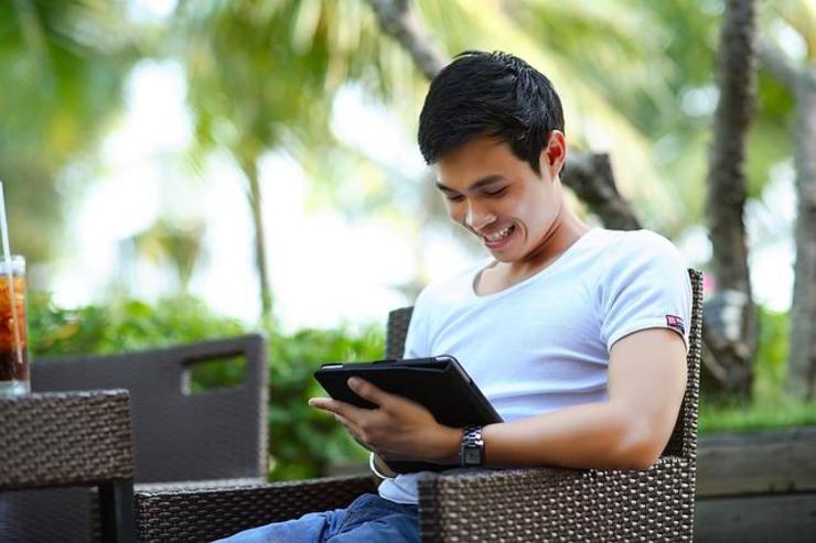 Mozo navegando na Internet cunha tableta