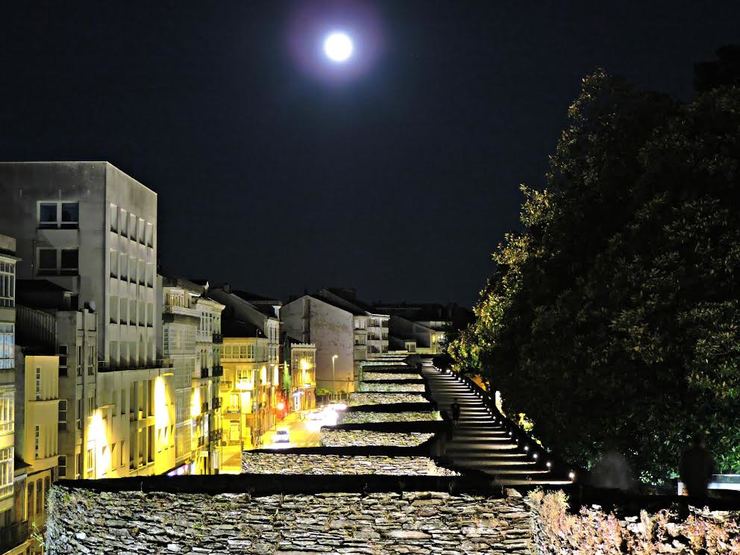 Imaxe nocturna da muralla de Lugo 
