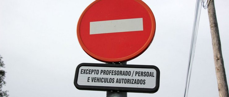 Sinal de tráfico en galego que está en Gondomar desde 1999 