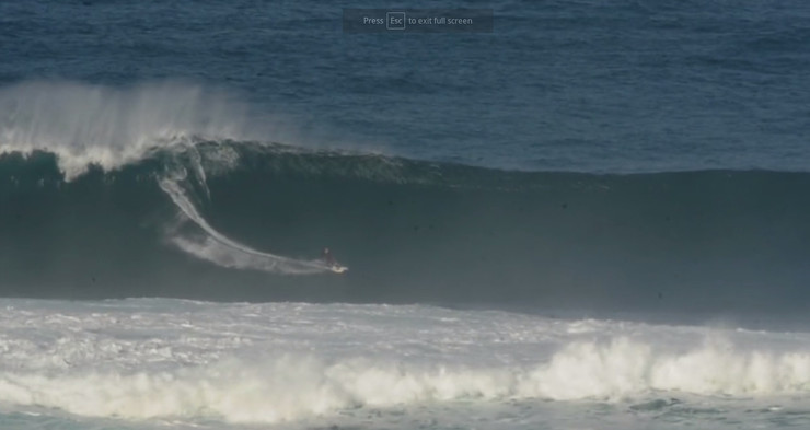 Un surfeiro colle unha onda xigante na Costa da Morte