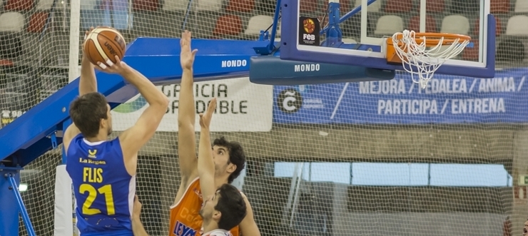 Dmitry Flis, coa camisola do COB en Riazor, lanza ante Sergio Olmos. 