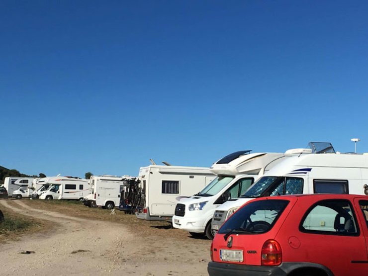 Numerosas caravana aparcadas nos areais de Carnota 
