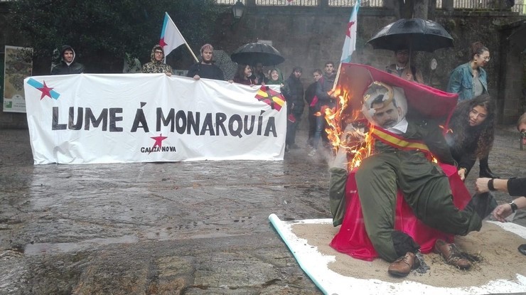 Galiza Nova queima un boneco caricaturizado como o rei Felipe VI 
