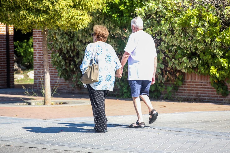 Dúas persoas anciás camiñando pola rúa. Europa Press - Europa Press - Archivo