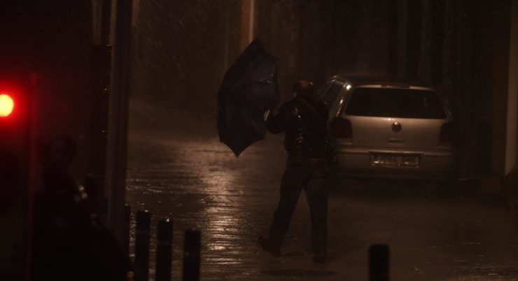 Un home tenta loitar contra os efectos da chuvia do temporal 