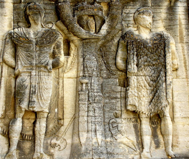 Guerreiro galaico representado nun arco romano do século I. A súa esquerda, un guerreiro frisio 