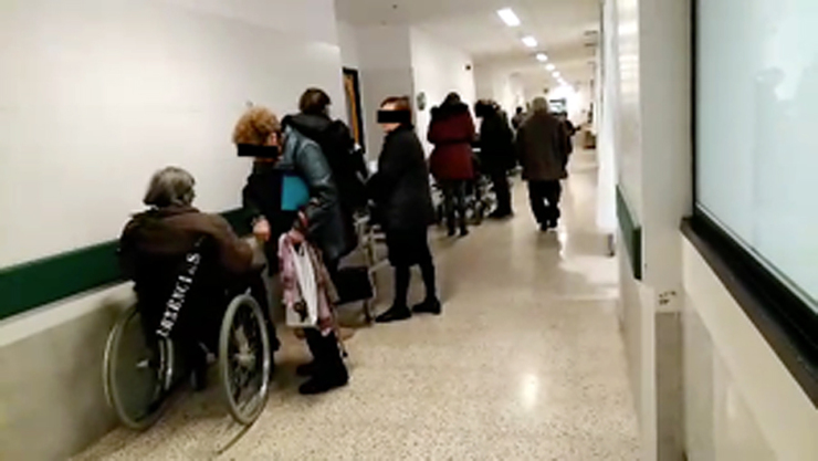 Pacientes ciscados nos corredores de urxencias do Complexo Hospitalario Universitario de Santiago / CHUS.