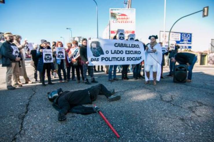 Protesta organizada en Vigo pola Oficina de Dereitos Sociais de Coia co lema “Caballero, o lado escuro das políticas sociais” 