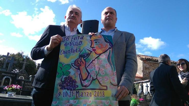 O alcalde, Manuel Varela, e o concelleiro de cultura, Manuel Diéguez co cartel anunciador. Fonte: Concello de Chantada.