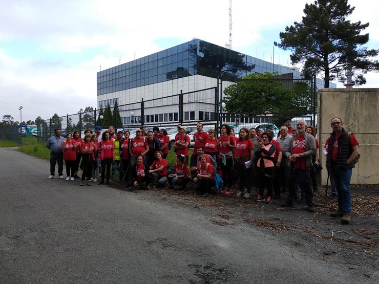 Activistas contrarios a mina de Touro e O Pino fronte ao edificio da TVG 