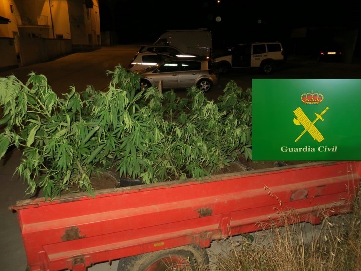Tractor con marihuana cazado en Oimbra. GUARDIA CIVIL / Europa Press