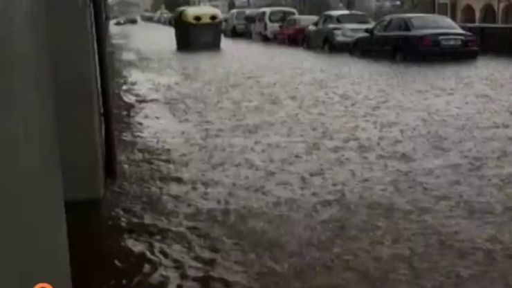 As fortes chuvias causaron inundacións nas rúas 