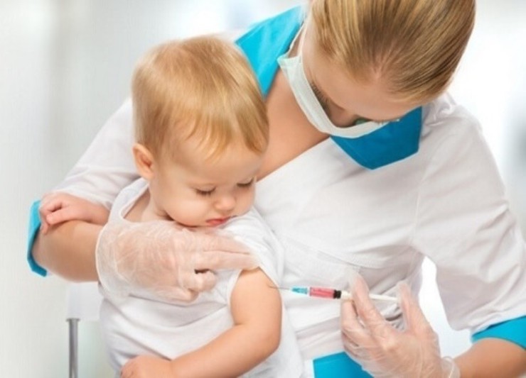 Vacinando a un neno 