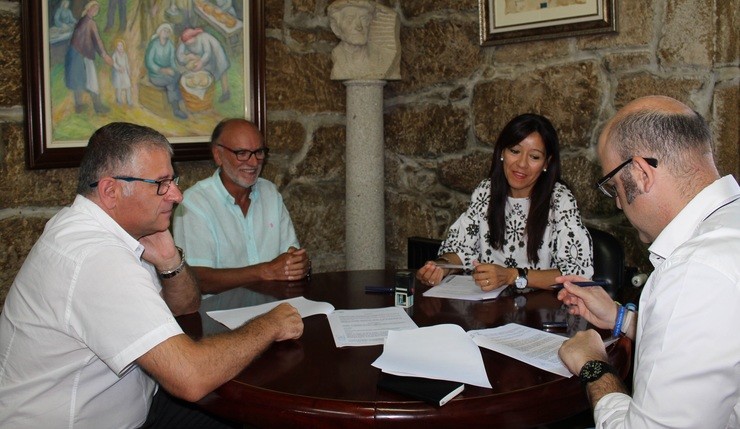 Firma do convenio entre o Monbus Obradoiro e o Concello de Silleda. REMITIDA MONBUS 