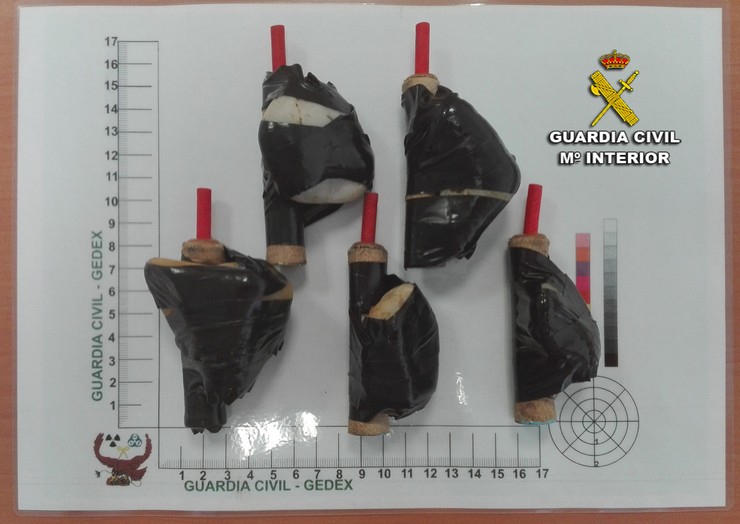 Artefactos explostivos atopados en Combarro e, supostamente, utilizados para espantar aos arroaces 