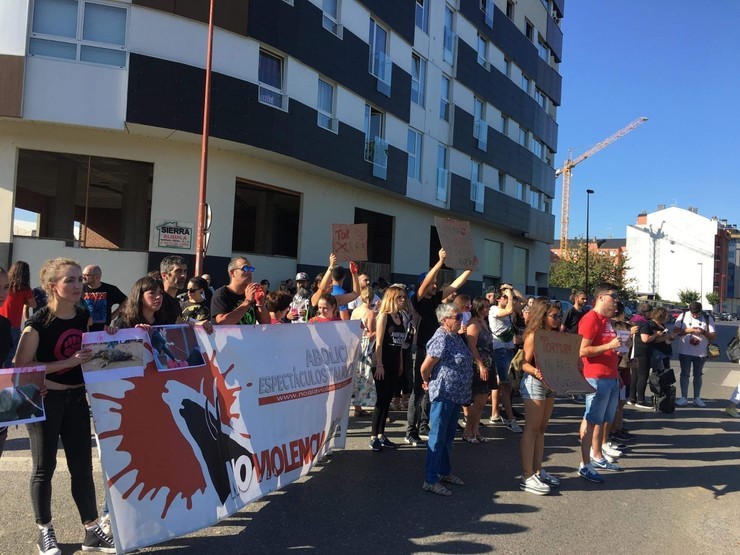 Imagen de la protesta celebrada en Sarria. GALICIA MELLOR SEN TOURADAS 